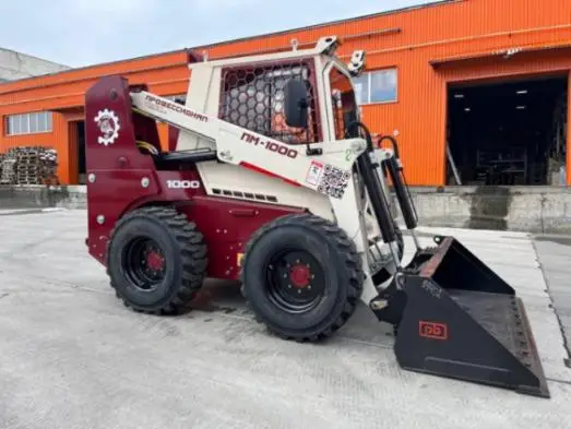 На склад поступили новые универсальные мини-погрузчики российского производства, модель ПМ-1000 