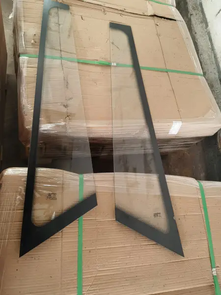 Стекло лобовое левое CDM 833