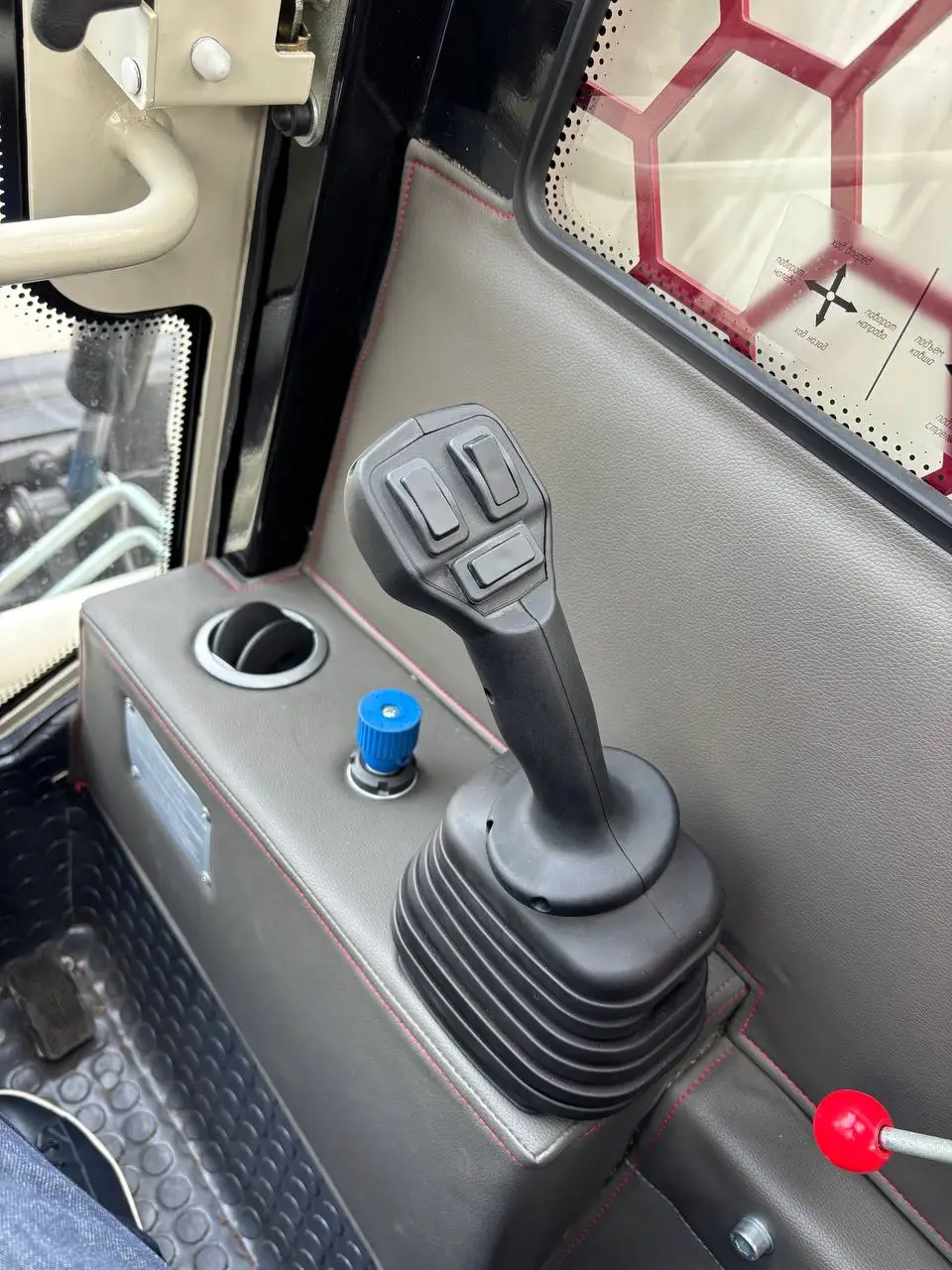 На склад поступили новые универсальные мини-погрузчики российского производства, модель ПМ-1000 