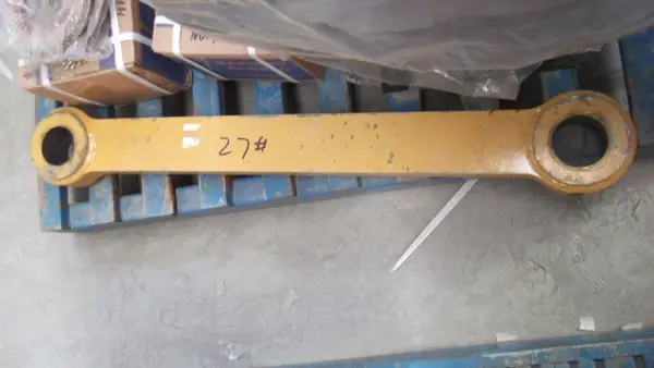 Рычаг ковша CDM833 (L=1000, по центрам 860, втулка D=70)