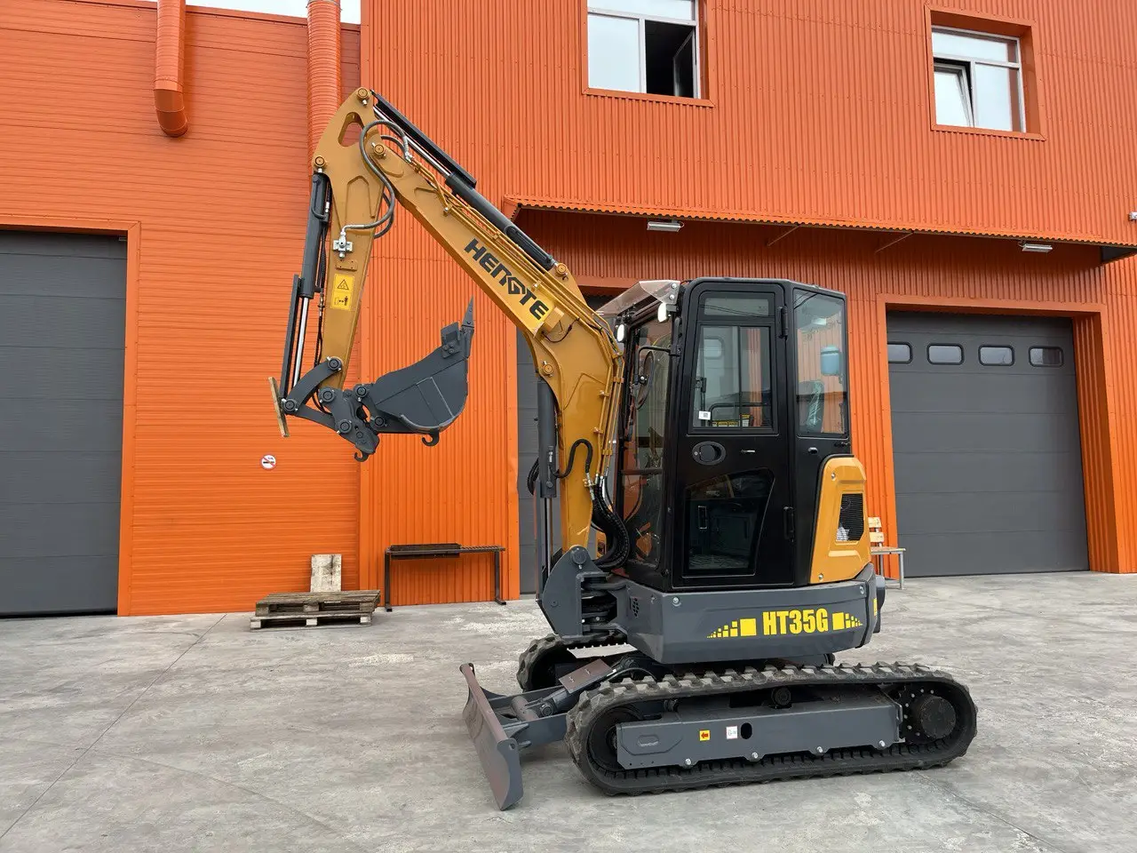 Мини-экскаватор HENGTE HT35