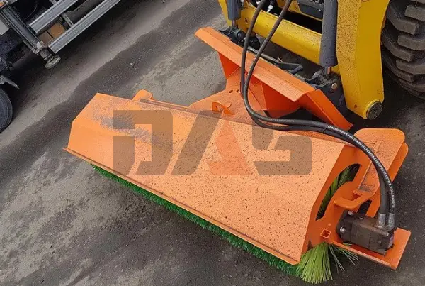 Щетки с механическим поворотом для мини-погрузчиков